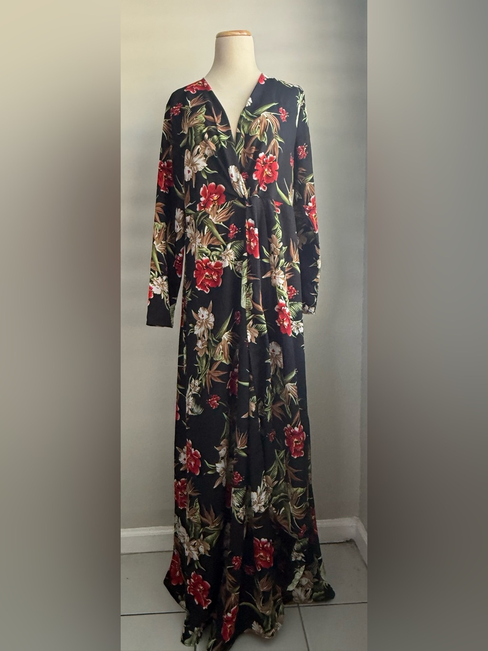 Chic Floral Maxi Dress – Black, Red & Green | Size Medium